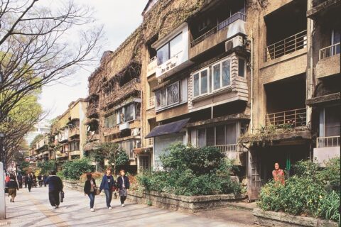 同潤会青山アパート（東京・渋谷区）　　表参道に独自の景観を生み出している